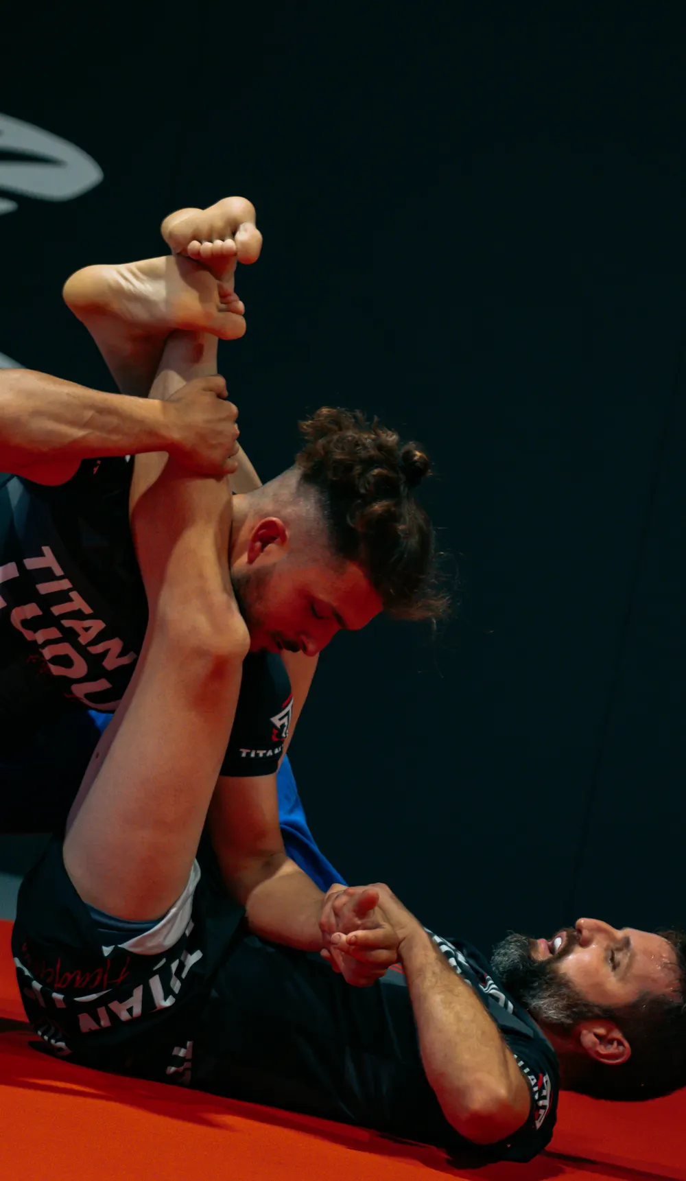 Dos alumnos disputando una llave de brazo sobre el tatami