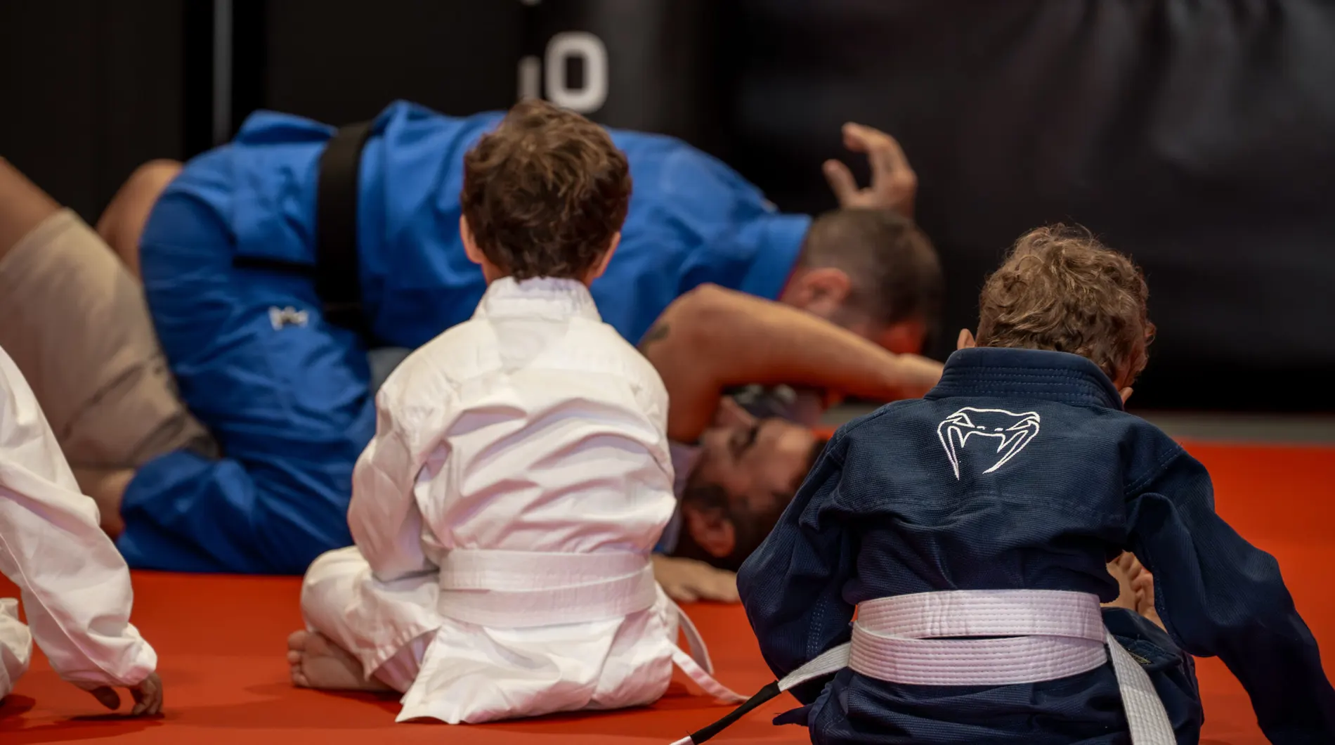 Niños con kimono en clase de BJJ infantil