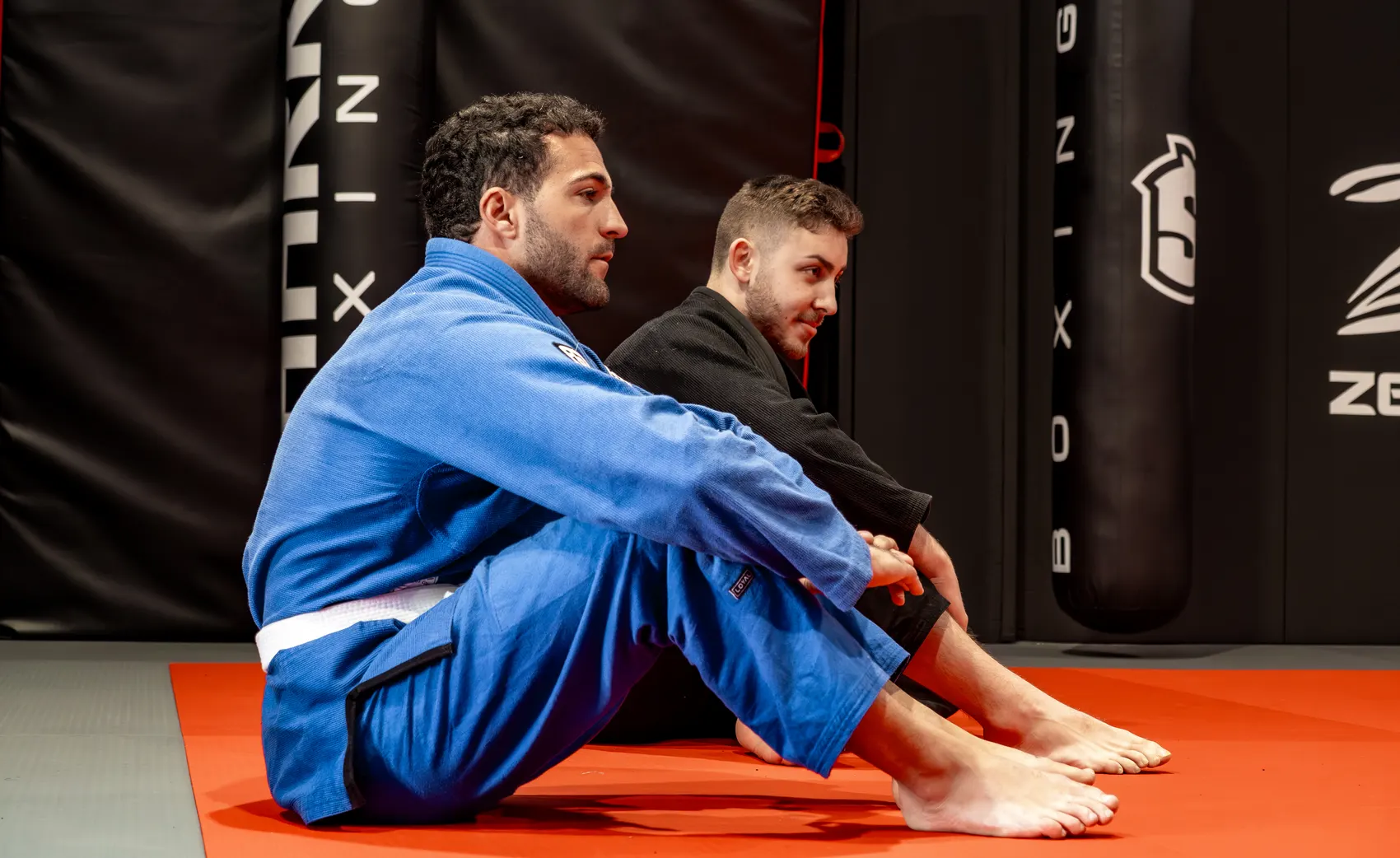 Dos alumnos con kimono sentados en el tatami